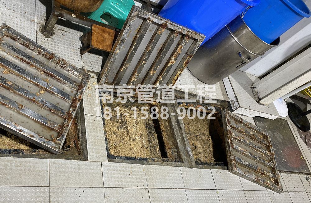 278奥体城管中队食堂隔油池清理